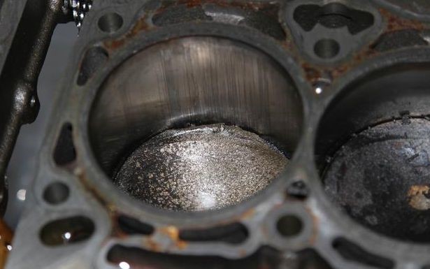 高性能機(jī)油.jpg 高性能機(jī)油.jpg